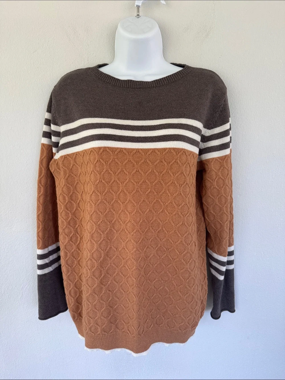 Brown gray white stripe textured knit long sleeve crewneck sweater size medium